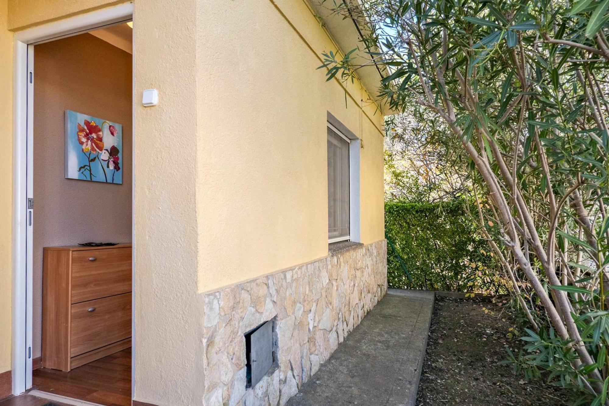 Can Camps Besalu Casa Planta Baja Con Jardin Kültér fotó